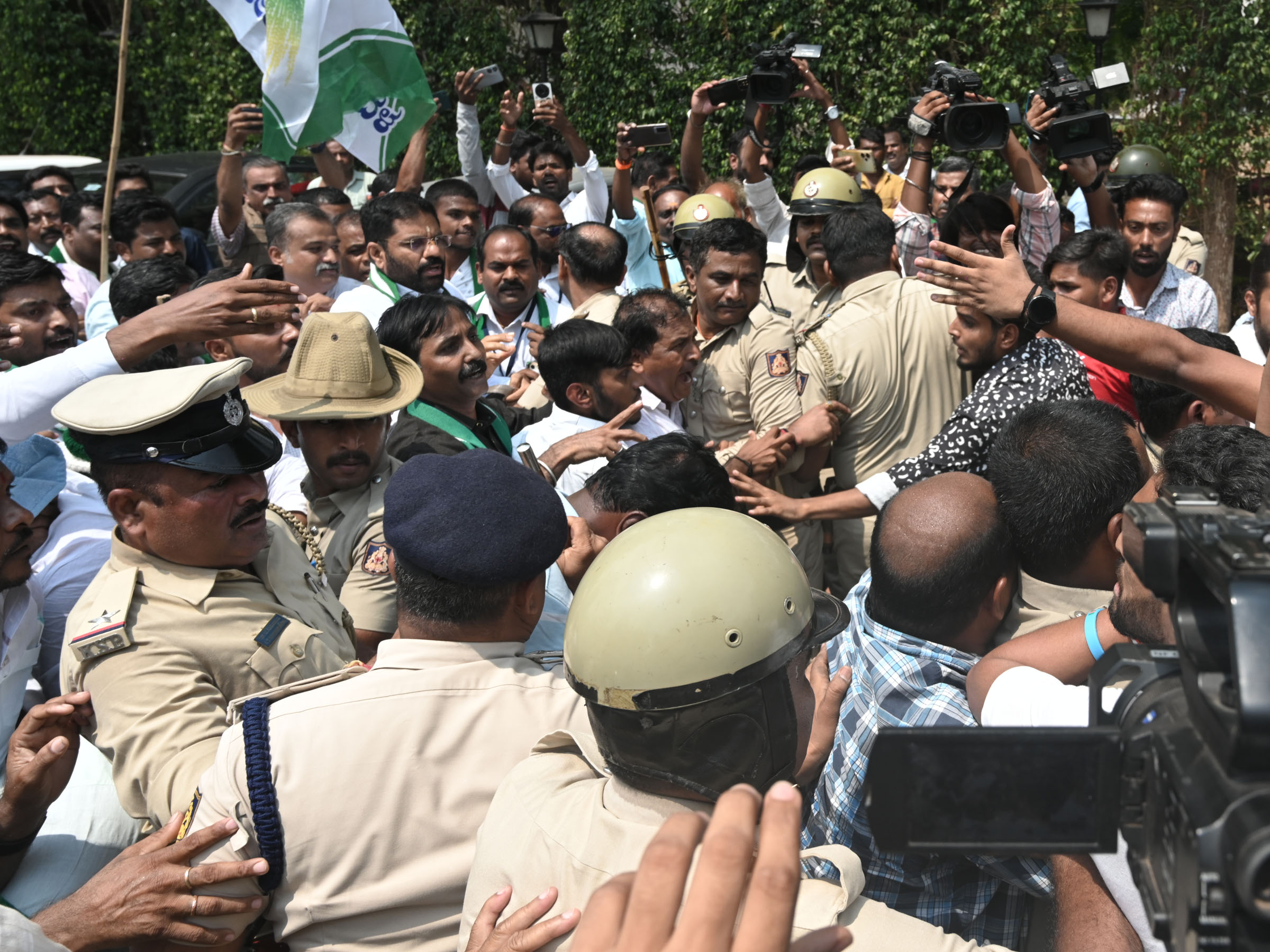 Clash between JD-S-Congress workers