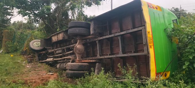 नाले में गिरी सिटी बस, कई यात्री घायल