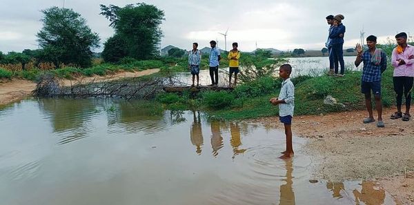 बारिश से मादापुर झील पर चली चादर