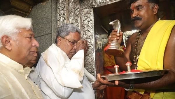 सीएम सिद्धरामय्या ने सवदत्ती रेणुका यल्लामा देवी के किए दर्शन