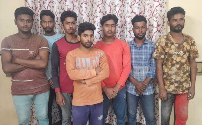 सात बांग्लादेशी पुलिस हिरासत में