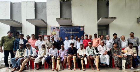 दिव्यांगों को कृत्रिम पैर लगा कर मनाया जन्मदिन
