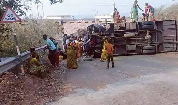 आलमट्टी के पास टेम्पो-ट्रैक्टर की टक्कर में 10 लोग घायल