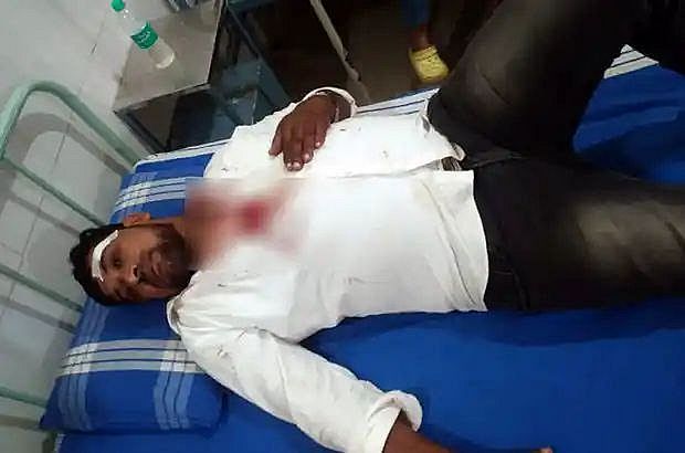 अन्य-धार्मियों की कार रोककर नैतिक पुलिसगिरी