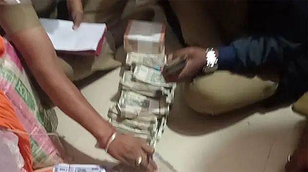 एक साथ 12 जगहों पर छापेमारी, 9 लोग गिरफ्तार