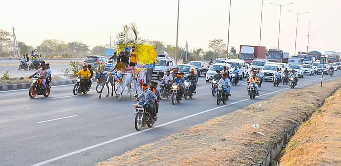 राजमार्ग पर बैलगाड़ी की सवारी; जीवन के लिए खतरा