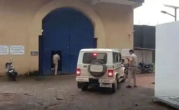 जेल में पैकेट फेंकने का मामला