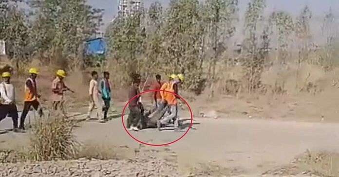 कर्मचारियों ने श्रमिक के शव को बीच सड़क पर बेरहमी से घसीटा