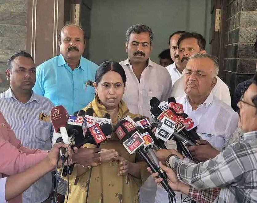 कर्नाटक में बस कंडक्टर पर हमला, गुंडों का काम