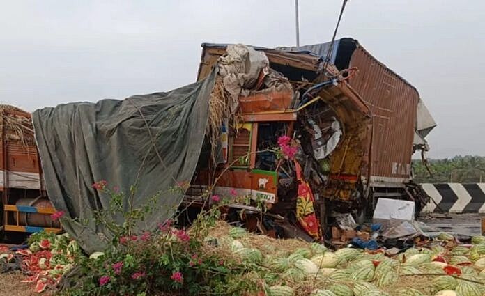 खड़े ट्रक से पीछे से दो ट्रकों ने मारी टक्कर, तीन लोगों की मौत