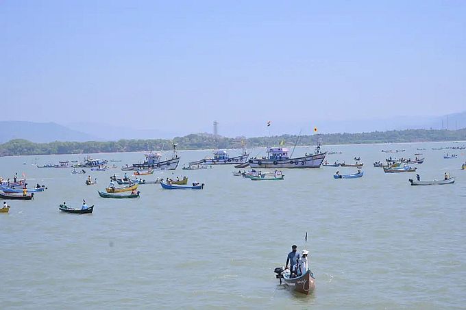 वाणिज्यिक बंदरगाह का विरोध, समुद्र में किया प्रदर्शन