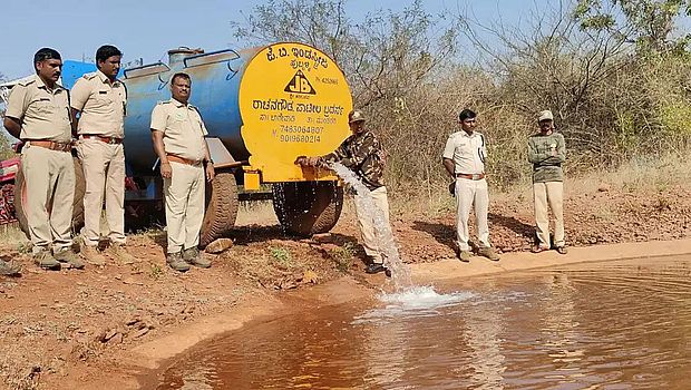 वन्यजीवों की प्यास बुझाने के लिए कृत्रिम जल टैंक