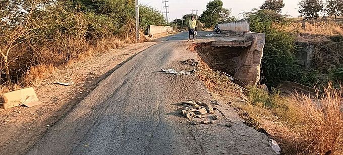 जीर्ण-शीर्ण पुल, यातायात बाधित