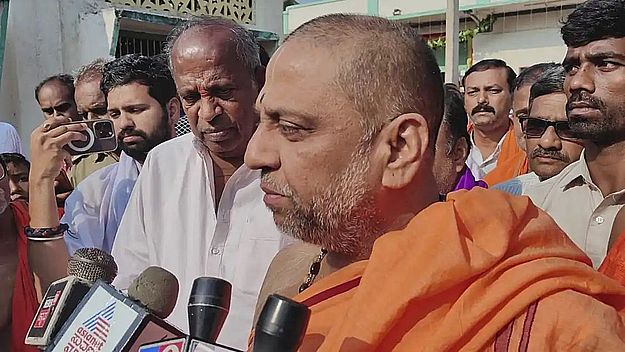 मठ के बाहर से ही प्रणाम कर वापस लौटे सुबुधेंद्र स्वामी
