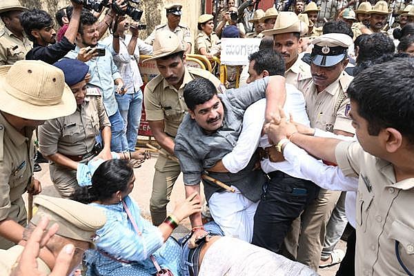 जेल में जैमर की समस्या, नागरिकों ने किया जेल का घेराव करने का प्रयास