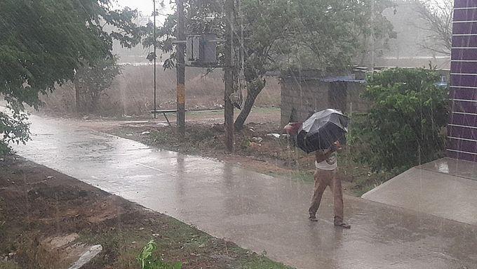 शहर और तालुक के कई हिस्सों में गरज के साथ भारी बारिश!