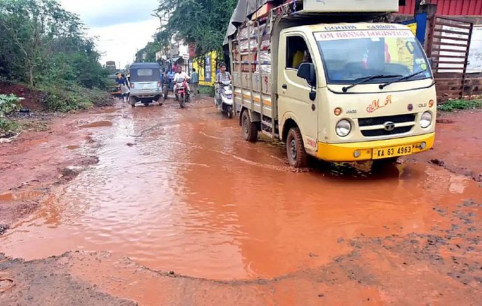 सड़कों पर गड्ढे, समस्या का नहीं हो पाया समाधान