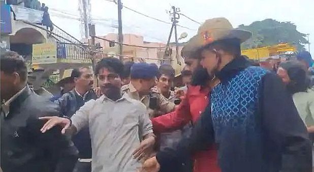 निषेधाज्ञा के बावजूद प्रदर्शन