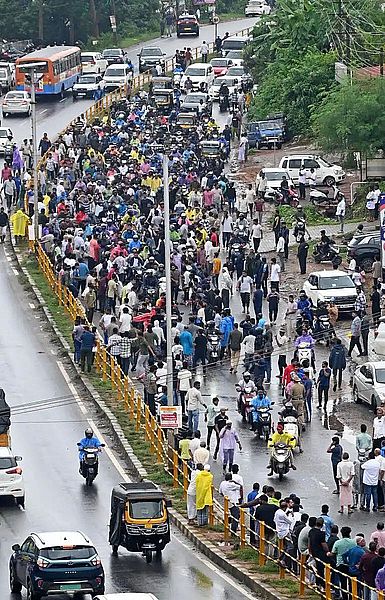 रहीम हत्याकांड: भड़का आक्रोश, सूरतकल में बस पर पथराव