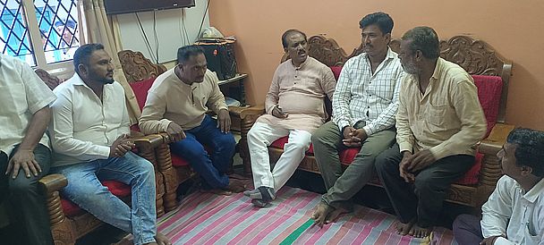 विधायक अब्बय्या ने मृतक हुसैन साब के घर जाकर सांत्वना दी