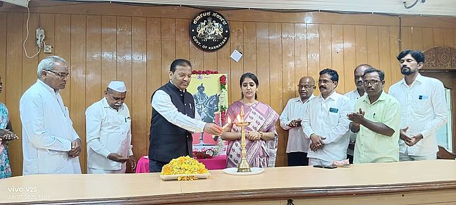 केम्पेगौड़ा के भाव चित्र पर पुष्पांजलि अर्पित की