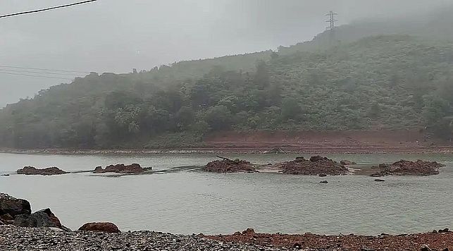 गंगावली नदी में गिरे मिट्टी के ढेर को अभी तक नहीं हटाया