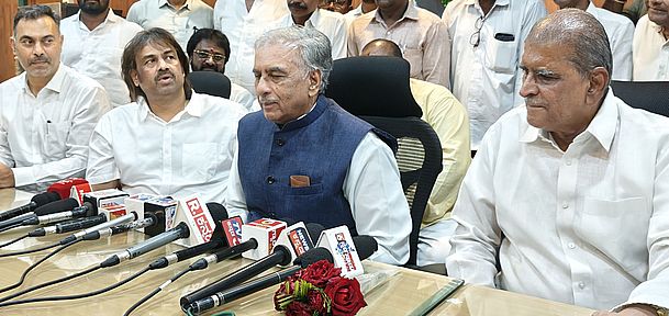राजनीतिक मूल्य पाना असंभव