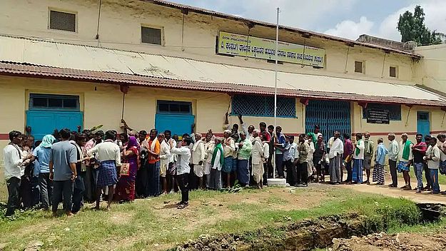 रोजाना कृषि केंद्र के चक्कर लगा रहे किसान