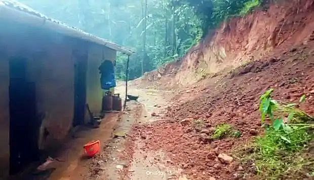 भारी बारिश के कारण भूस्खलन, लोगों में डर