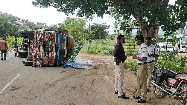 करी पत्तों से भरी ट्रक पलटा, चालक घायल
