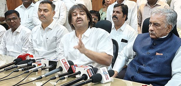 नेतृत्व परिवर्तन पर सिर्फ मीडिया में हो रही चर्चा