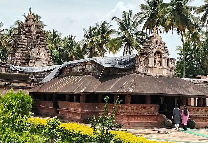बनवासी के मधुकेश्वर मंदिर में दशकों से टपक रहा पानी