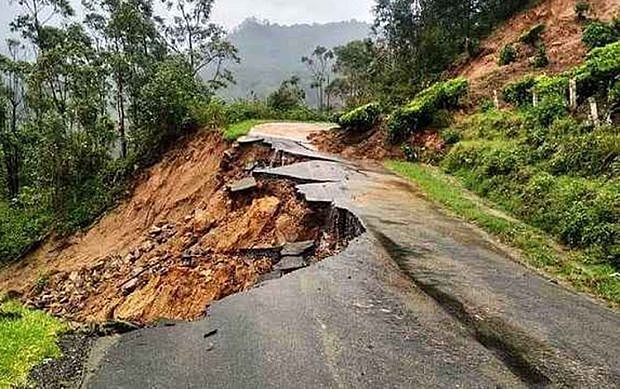 खतरे में मकान, सड़कें, असहाय स्थानीय सरकारी निकाय