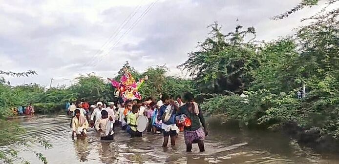 श्मशान की कमी, उफनती नहर को पार करके दाह संस्कार