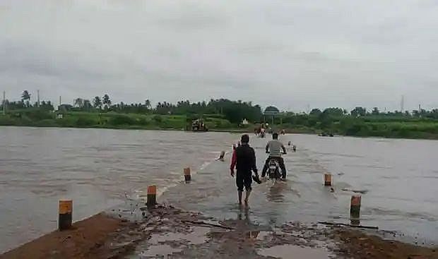 भारी बारिश से जनजीवन अस्त-व्यस्त