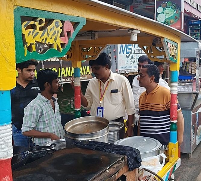 विभिन्न स्ट्रीट वेंडर्स का निरीक्षण किया