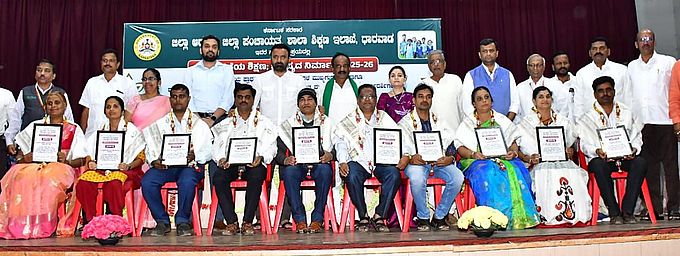 राजनीति छोड़कर सही ढंग से काम करें