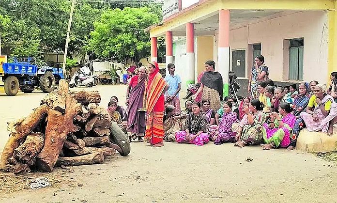 स्कूल परिसर में दाह संस्कार की तैयारी