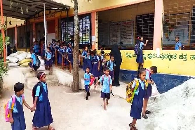 निजी स्कूलों की दीवानगी, सरकारी स्कूलों में दाखिलों में गिरावट