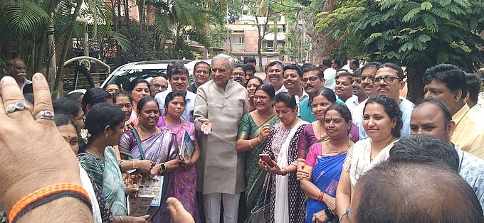 स्कूली शिक्षा में त्रिभाषा सूत्र को जारी रखने की मांग