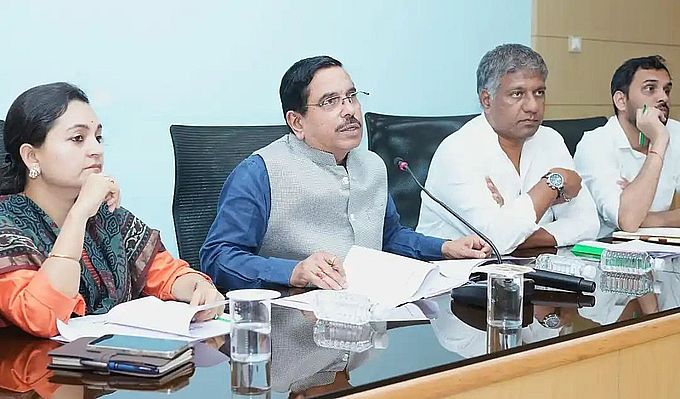 फ्लाईओवर कार्य की गति बढ़ाएं