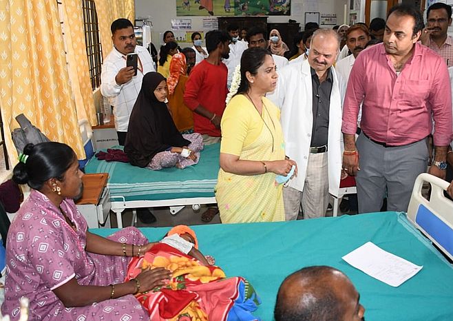 महिला आयोग अध्यक्ष ने गिम्स अस्पताल का किया दौरा