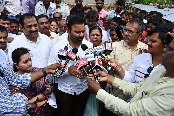 देश की संपत्ति लूट रही भाजपा