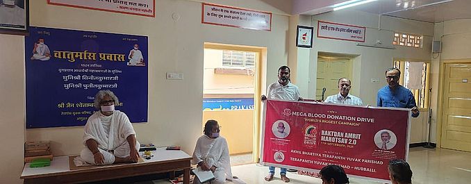 विरक्त साधक कहीं भी चिपकता नहीं