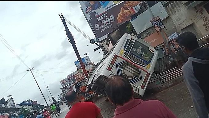 शिवमोग्गा शहर के एए सर्किल पर मिनी बस पलटी