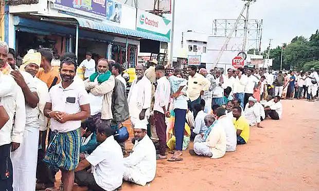 यूरिया की कमी से फूटा किसानों का गुस्सा