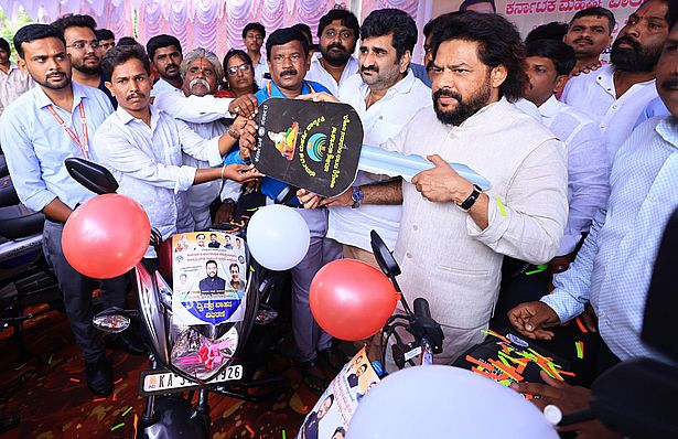 विधायक बी.नागेंद्र ने वितरित किए 150 लाभार्थियों को दोपहिया वाहन