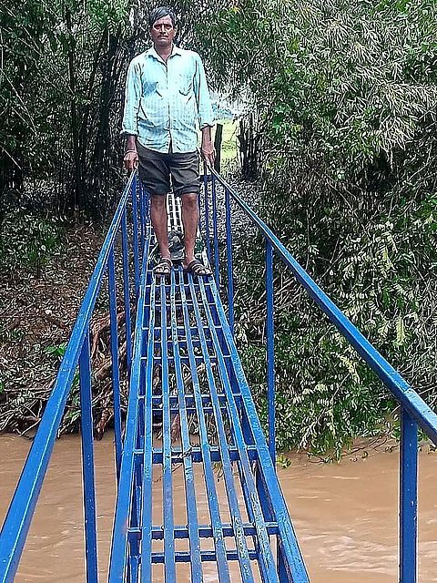 लोगों के लिए बनाया लोहे का फुटब्रिज