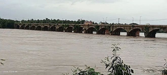 खतरे के निशान से ऊपर बह रही तुंगभद्रा नदी