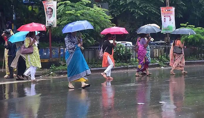 लगातार बारिश से जनजीवन अस्त-व्यस्त
